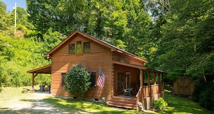🐾 Bobcat Run - real log cabin w/ huge hot tub! Near Watauga Lake 🚤 & River 🐟