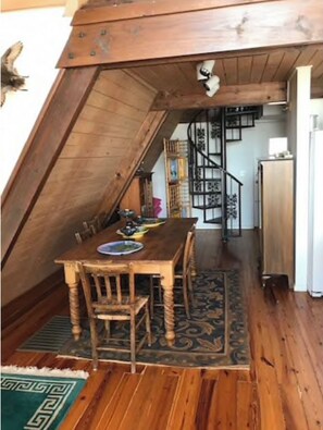 Dining - Charming, Private and Fully Furnished Lake Home on Grand Lake (Vinita)