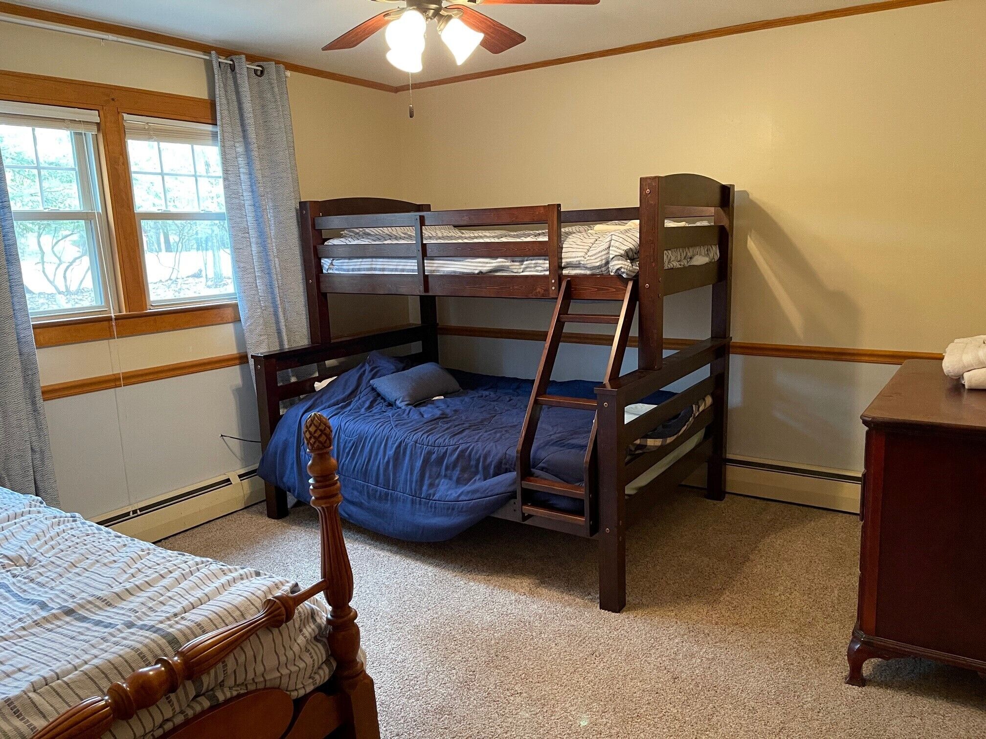 Mountain retreat with lovely outdoor space and minutes' walk to Lake Harmony
