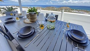 A table set for dining with a view of the sea and hills. - Villa La Guapa sea view private pool 5 min from the beach (La Savane)