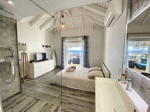 3 bedrooms, desk, iron/ironing board, travel crib