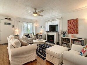 Flat-screen TV, fireplace, DVD player, books - 🌊Fish Cottage ~ SAVE 15-30% on 7+ nts! Pool & Courtyard View | Coronado Arms B11🌞 (New Smyrna Beach)