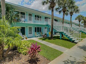 Exterior - 🌊Fish Cottage ~ SAVE 15-30% on 7+ nts! Pool & Courtyard View | Coronado Arms B11🌞 (New Smyrna Beach)