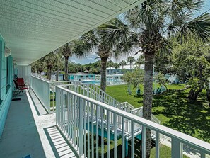 Property grounds - 🌊Fish Cottage ~ SAVE 15-30% on 7+ nts! Pool & Courtyard View | Coronado Arms B11🌞 (New Smyrna Beach)