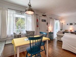 Flat-screen TV, fireplace, DVD player, books