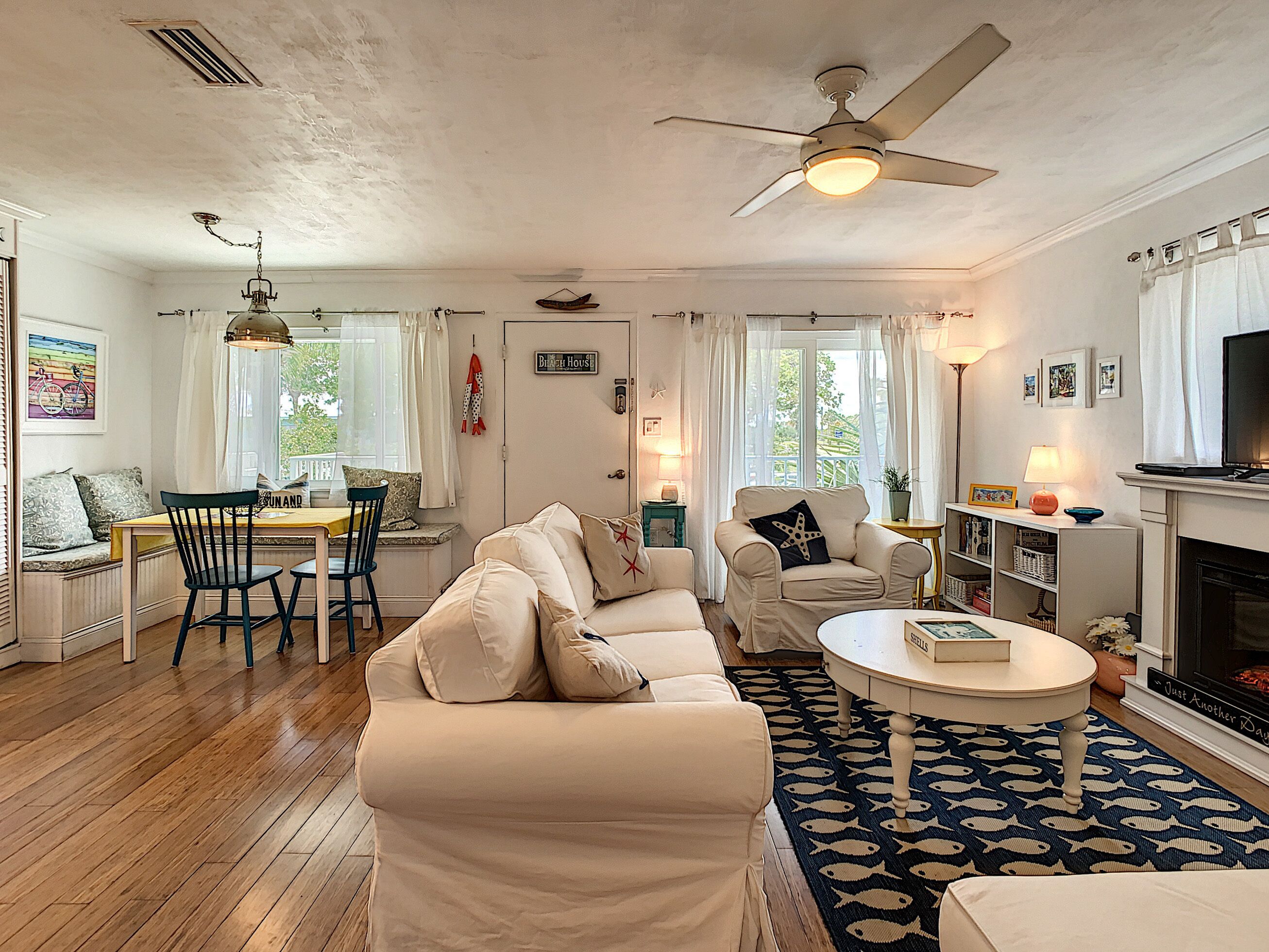 Télévision à écran plat, cheminée, lecteur de DVD, livres