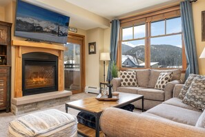 TV, fireplace, books - Zephyr Mountain Lodge 1420  Ski-In/Ski-out  Winter Park Resort base (Winter Park)