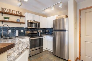 Fridge, microwave, oven, stovetop - Zephyr Mountain Lodge 1420  Ski-In/Ski-out (Winter Park)