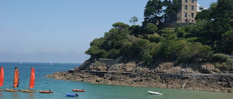 Una spiaggia nelle vicinanze