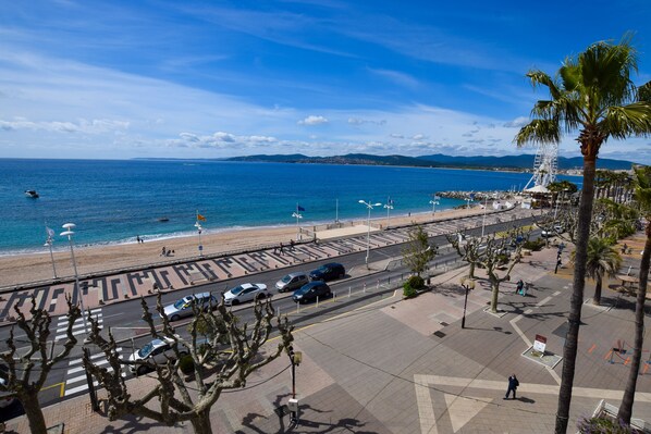 Plage, chaises longues