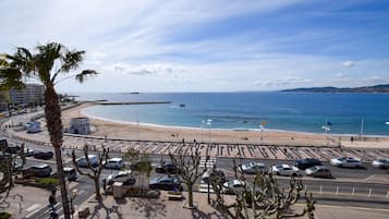 Plage, chaises longues