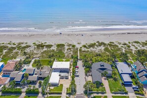 Una playa cerca, sillas reclinables de playa, toallas de playa