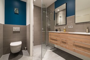 Shower, hair dryer, towels, soap - In the hyper-center, a stone's throw from Vieux-Lyon and Les Subsistances (Lyon)