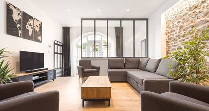 In the hyper-center, a stone's throw from Vieux-Lyon and Les Subsistances