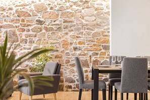 Dining - In the hyper-center, a stone's throw from Vieux-Lyon and Les Subsistances (Lyon)