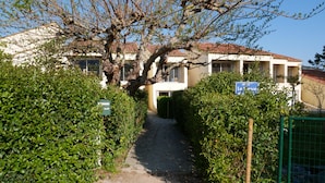 A narrow pathway leading to a building with a tiled roof. - Duplex en Bord de mer Dans Residence Avec Piscine (CALCATOGGIO)