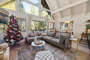 Televisio, takka, työhuone