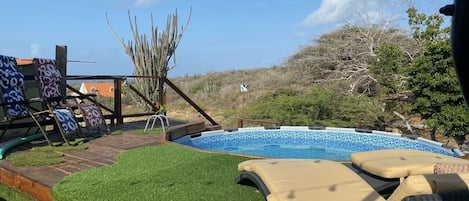 Banyera d'hidromassatge a l'aire lliure