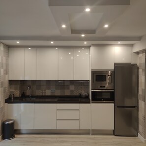 Een koelkast, een microgolfoven, een oven, een kookplaat