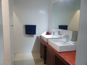 Dusche, Haartrockner, Handtücher, Toilettenpapier