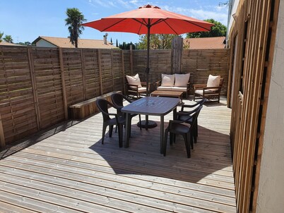 Self-contained apartment, patio with terrace and bicycle paths