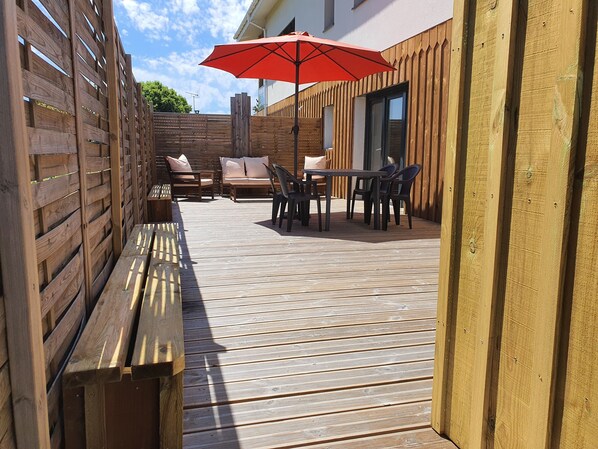 Outdoor dining - Self-contained apartment, patio with terrace and bicycle paths (La Teste-de-Buch)