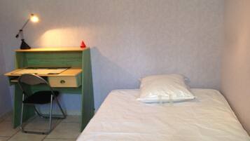 1 slaapkamer, een strijkplank/strijkijzer, gratis wifi, beddengoed