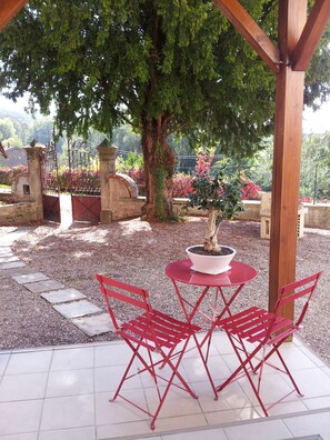 Outdoor dining - Studio Villa Sainte Barbe (Mirecourt)