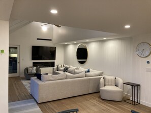 Smart TV, fireplace - Ocean front, quiet remote area minutes from Downtown York and Ogunquit (York)