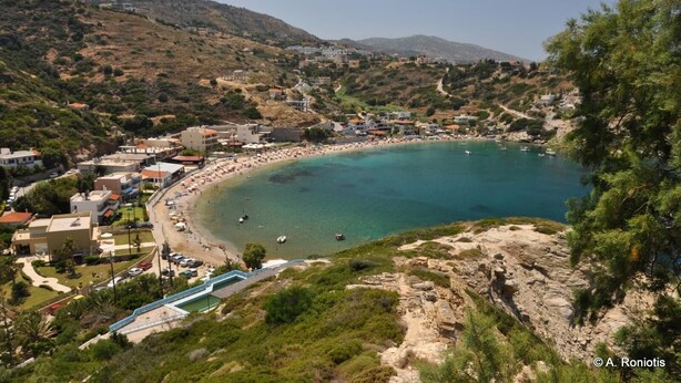A coastal town with a beach, buildings, and a mountainous backdrop. - George place two-storey holiday home offers panoramic sea and mountain views. (Λυγαριά)