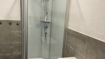 Dusche, Haartrockner, Handtücher, Seife