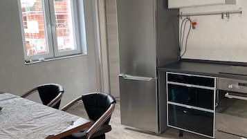 Geladeira, micro-ondas, fogão, cooktop