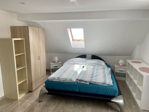 3 habitaciones, tabla de planchar con plancha, wifi y ropa de cama