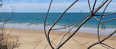 Vlak bij het strand, ligstoelen aan het strand