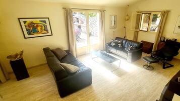 Televisie, een open haard, boeken en een stereo