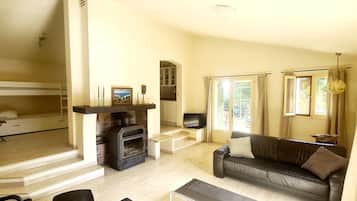 Televisie, een open haard, boeken en een stereo