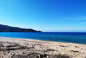 På stranden