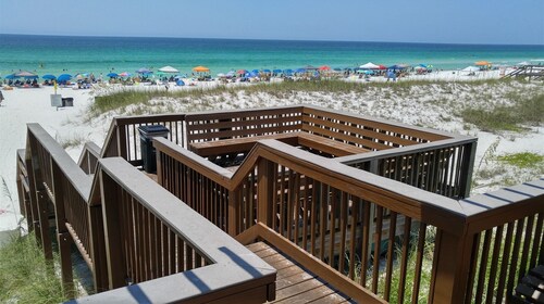 Gulf Memories #802 Beach Service Included - 2 Chairs and Umbrella
