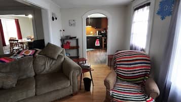 TV connectée, lecteur de DVD, livres, écrans d'ordinateur