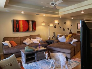 Smart TV, DVD player, stereo, computer monitors - Your Riverfront Relaxing Vacation Home (Bullhead City)