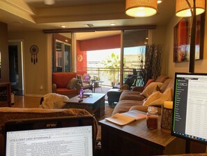 Smart-tv, een dvd-speler, een stereo en een computerscherm