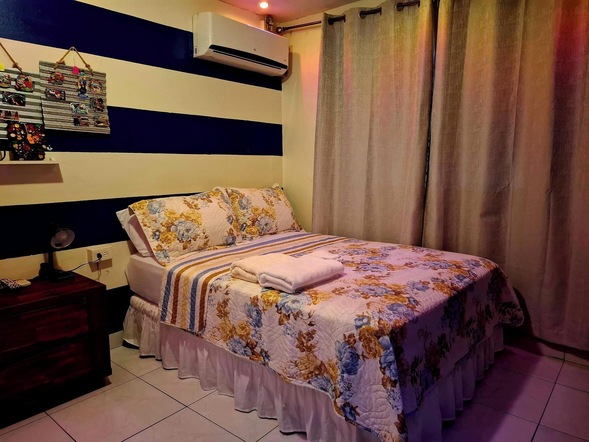 1 slaapkamer, een bureau, een strijkplank/strijkijzer, gratis wifi