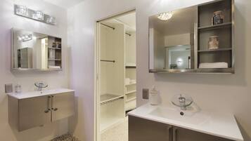 Duschwanne, Handtücher, Toilettenpapier