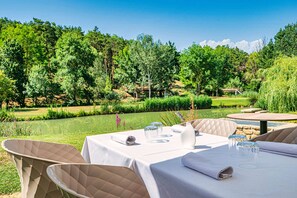 2 restaurants, lunch, dinner served; French cuisine