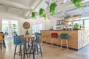 Bar (on property) - Domaine Ribiera, Hotel 5 Etoiles, SPA & Golf - Forcalquier (Niozelles)