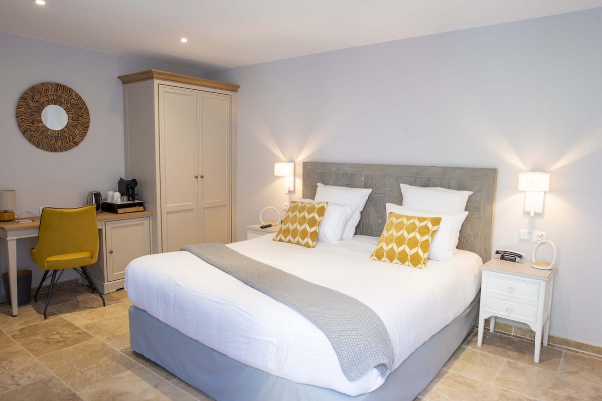 Ropa de cama de alta calidad, edredón, camas con pillow-top y minibar