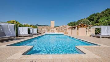 Piscina coberta, piscina a l'aire lliure de temporada i para-sols