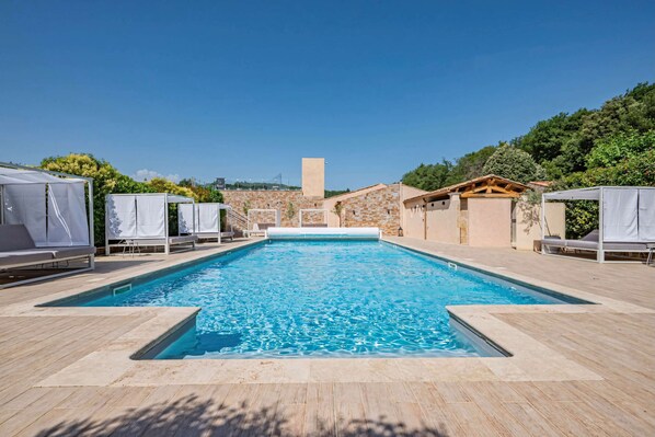 Indoor pool, seasonal outdoor pool, pool umbrellas, sun loungers - Domaine Ribiera, Hotel 5 Etoiles, SPA & Golf - Forcalquier (Niozelles)