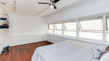 2 bedrooms, desk, free WiFi, bed sheets