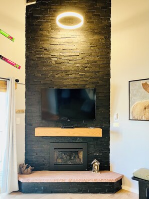 Smart TV, fireplace